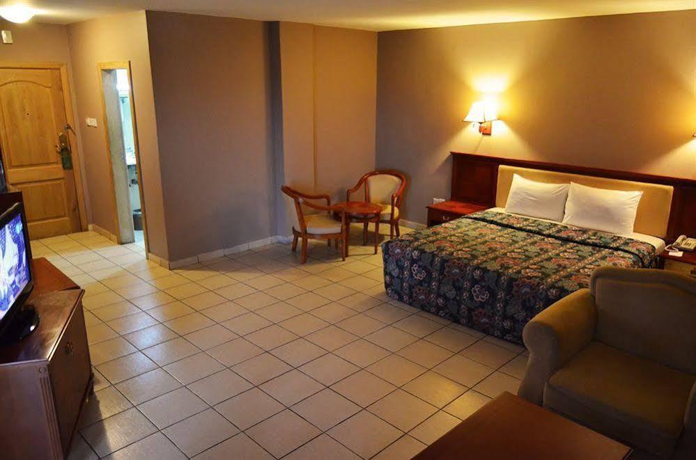 Mensvic Grand Hotel Accra Extérieur photo